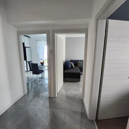Airport Split Apartment *